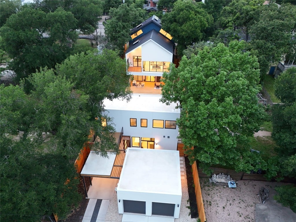 613 W Lynn St