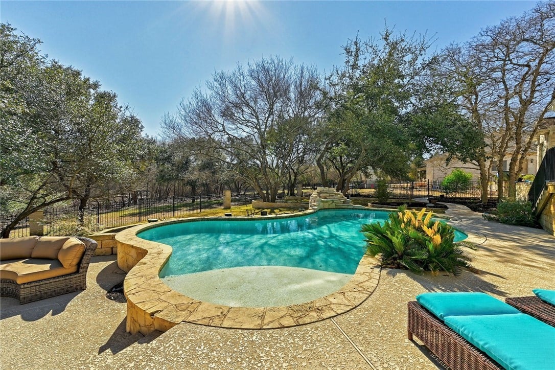 202 W Majestic Oak Ln
